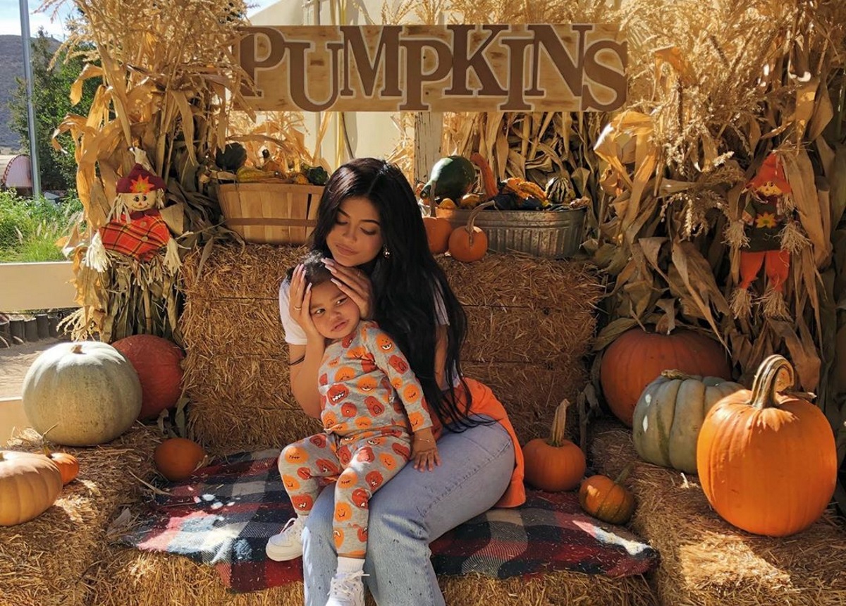 Kylie Jenner: Ξεκίνησε τις ετοιμασίες για το Halloween – Αγόρασε κολοκύθες μαζί με την Stormi [pics]