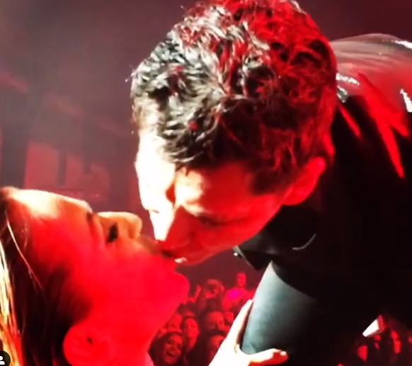 Σάκης Ρουβάς: Το καυτό φιλί στην Κάτια Ζυγούλη, την ώρα που τραγουδούσε! VIDEO