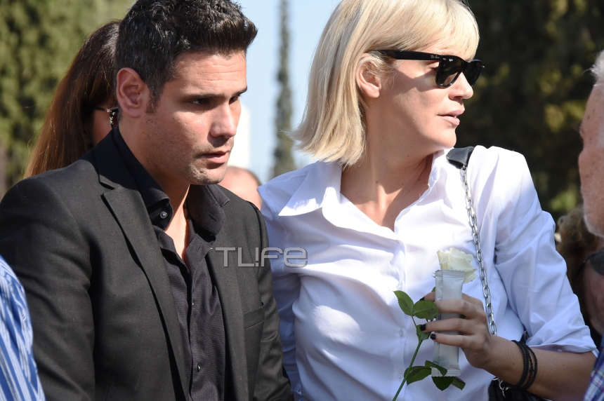 Συντετριμμένος ο Δημήτρης Ουγγαρέζος στην κηδεία της μητέρας του (εικόνες)
