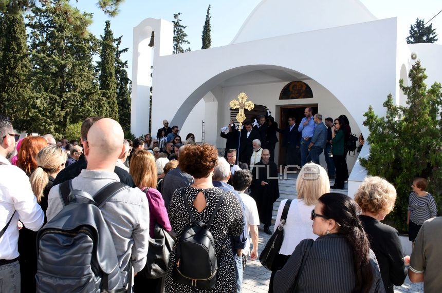 Συντετριμμένος ο Δημήτρης Ουγγαρέζος στην κηδεία της μητέρας του (εικόνες)