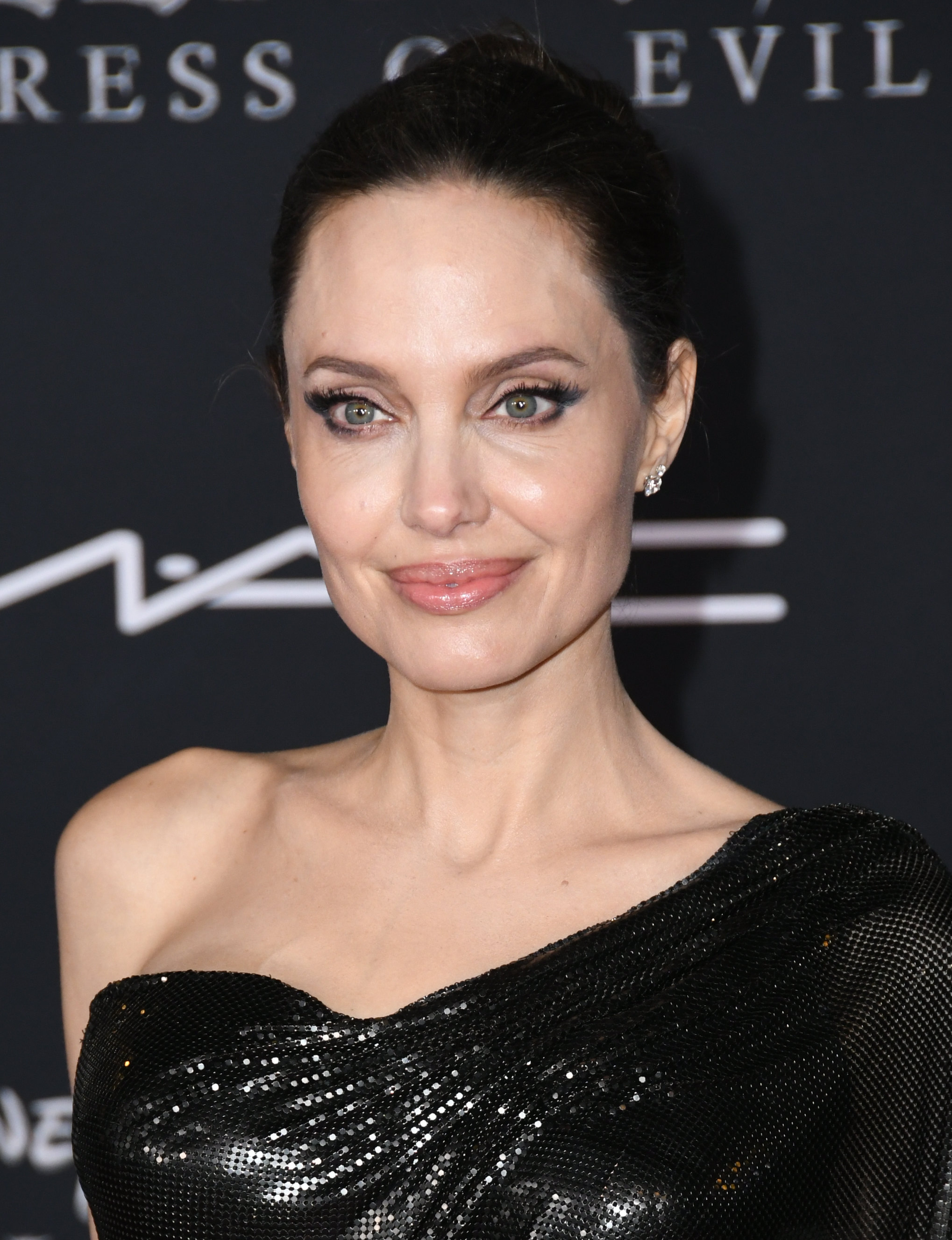 Υπάρχει ένα αυτοκόλλητο για να πετύχεις το τέλειο fling eyeliner της Angelina Jolie!