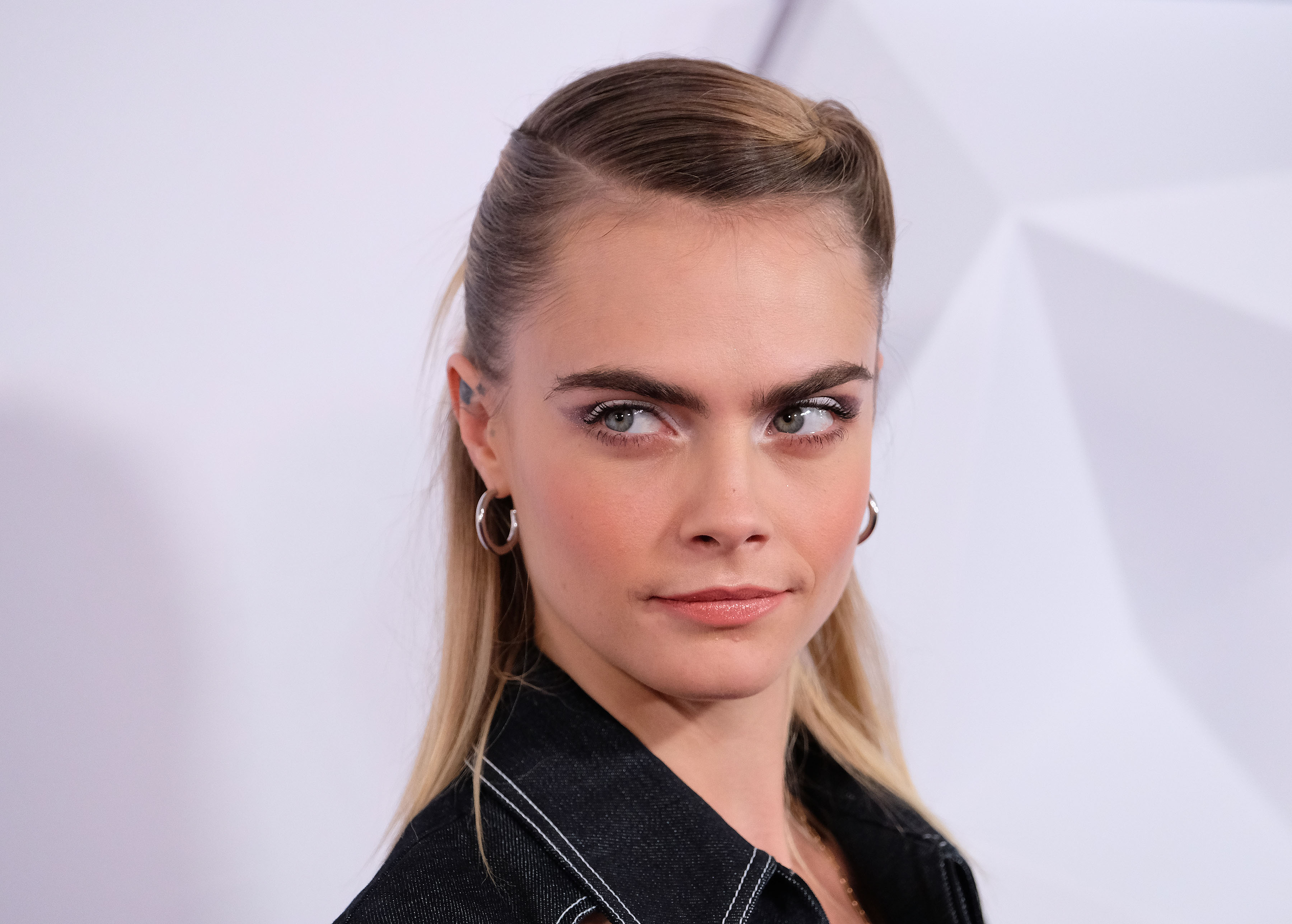 Η Cara Delevingne επέστρεψε στα μαλλιά που αγαπήσαμε περισσότερο στην νέα καμπάνια του οίκου Burberry!