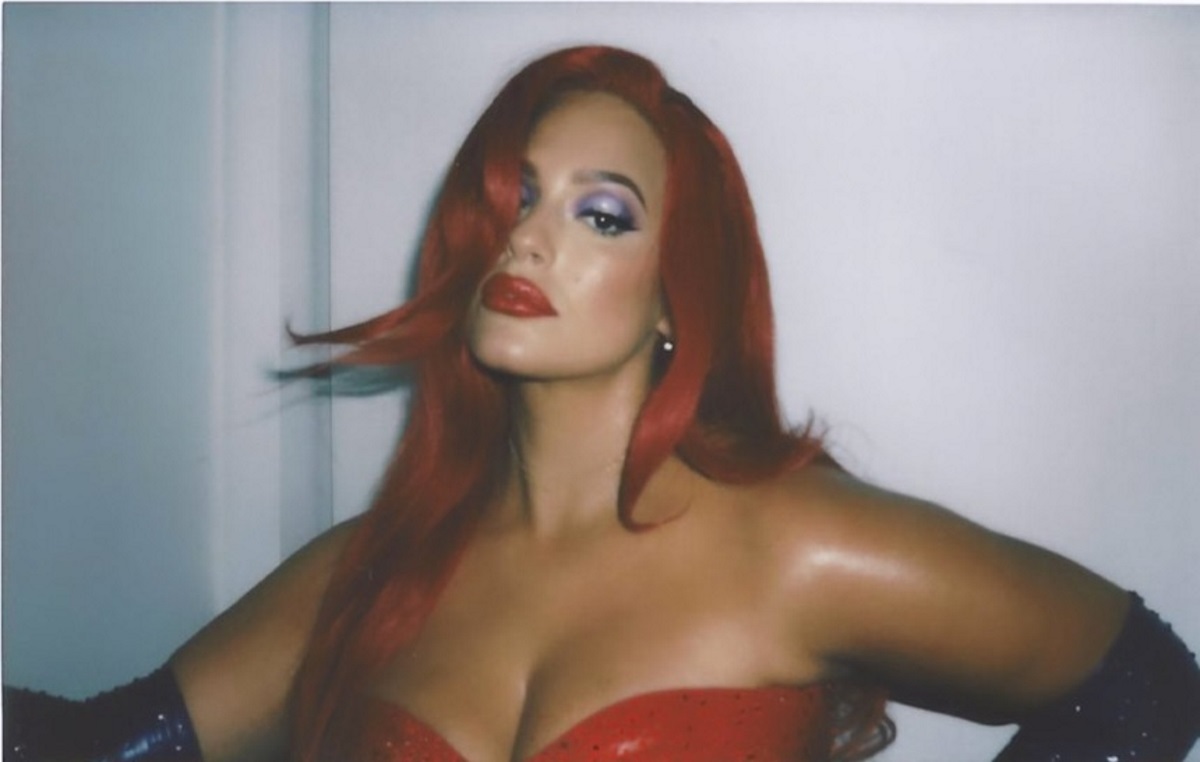 Ashley Graham: Η εγκυμονούσα plus size καλλονή ντύθηκε… Jessica Rabbit για το Halloween! [pics,vid]