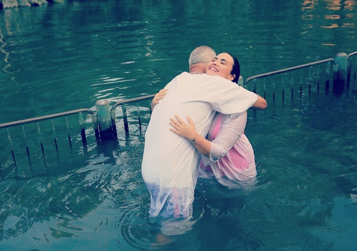 Demi Lovato: Βαφτίστηκε Χριστιανή Ορθόδοξη στον Ιορδάνη ποταμό! [pics]