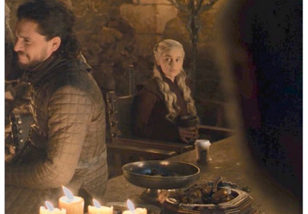 “Game of Thrones”: Η Emilia Clarke αποκαλύπτει τι συνέβη τελικά με το ποτήρι Starbucks!