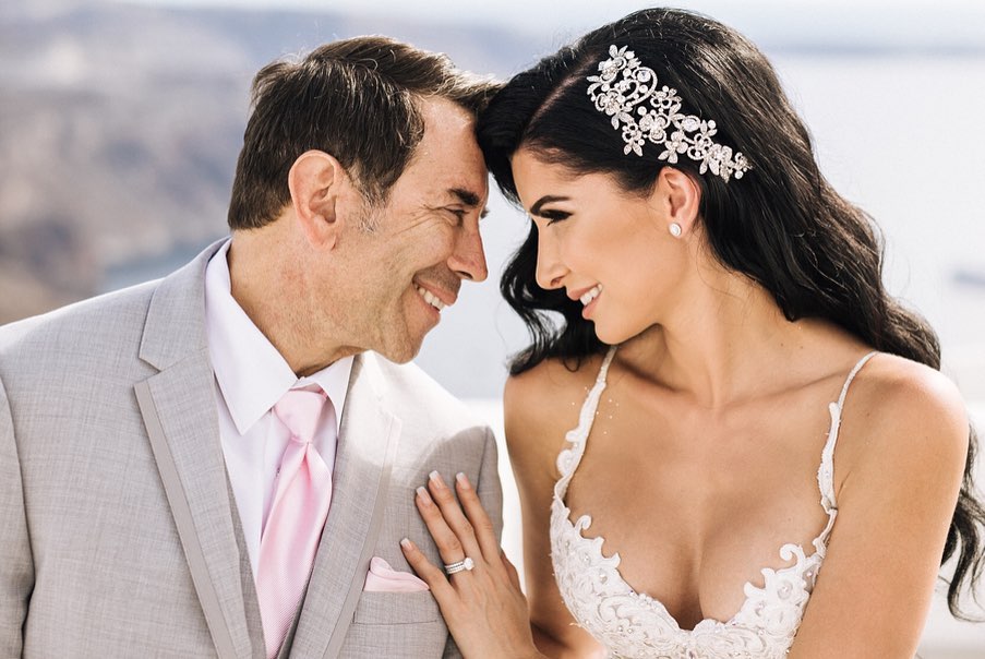 “Μαζί σου Σαββατοκύριακο”: Ο χλιδάτος γάμος του πλαστικού του Χόλλυγουντ με Ελληνίδα στη Σαντορίνη! VIDEO