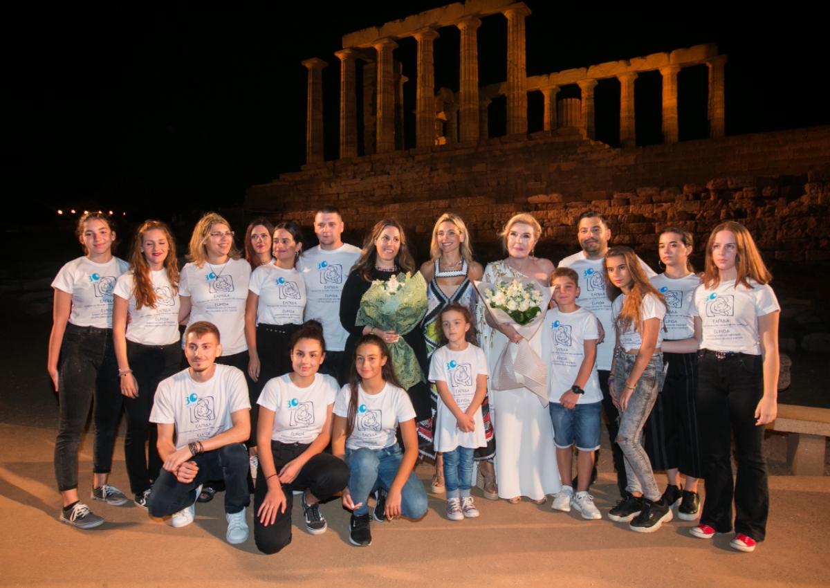 Μάγεψε την Ελλάδα η Μαίρη Κατράντζου – Φωτογραφίες από το υπερθέαμα στον Ναό του Ποσειδώνα!