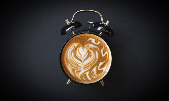 Καφές το πρωί: Γιατί πρέπει να μην τον πίνεις με άδειο στομάχι