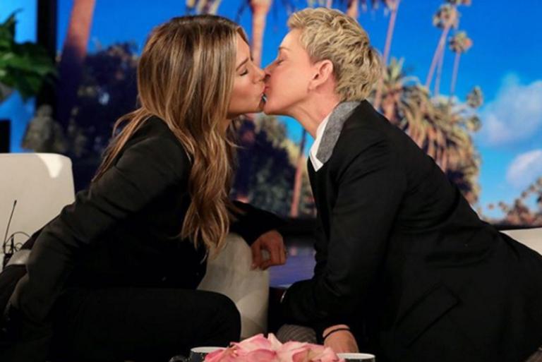 Jennifer Aniston: Φιλάει στο στόμα την Ellen DeGeneres και “ρίχνει” το Ίντερνετ!