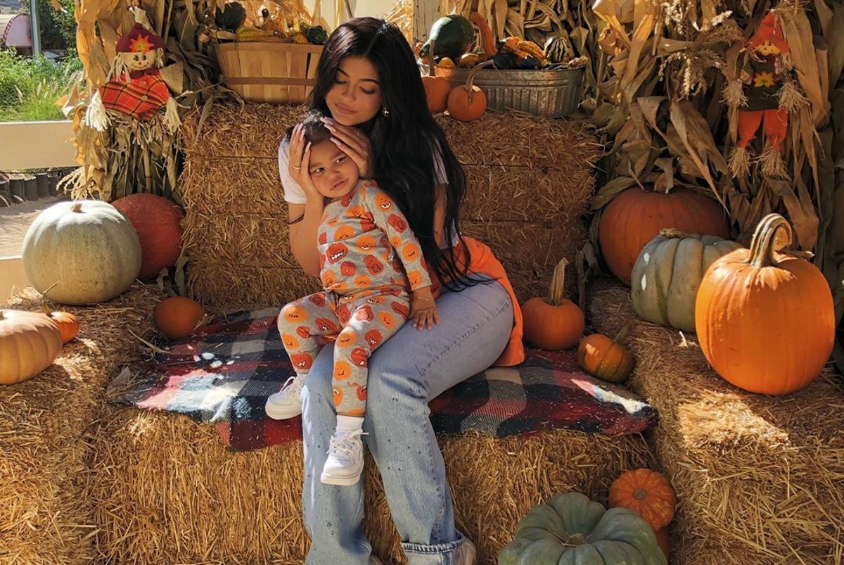 Η κόρη της Kylie Jenner ντύθηκε ακριβώς σαν τη διάσημη μαμά της και είναι απίστευτη! [pics,vid]