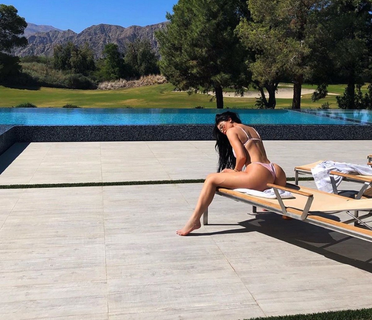 Κylie Jenner: Η καυτή πόζα στο ταξίδι για τα γενέθλια της Kim Kardashian! [pics,vid]