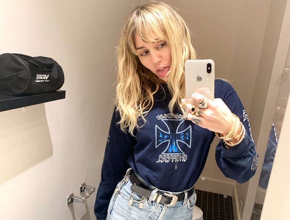 Miley Cyrus: Πάει κόντρα στους κανόνες του Instagram! Οι άκρως αποκαλυπτικές πόζες της