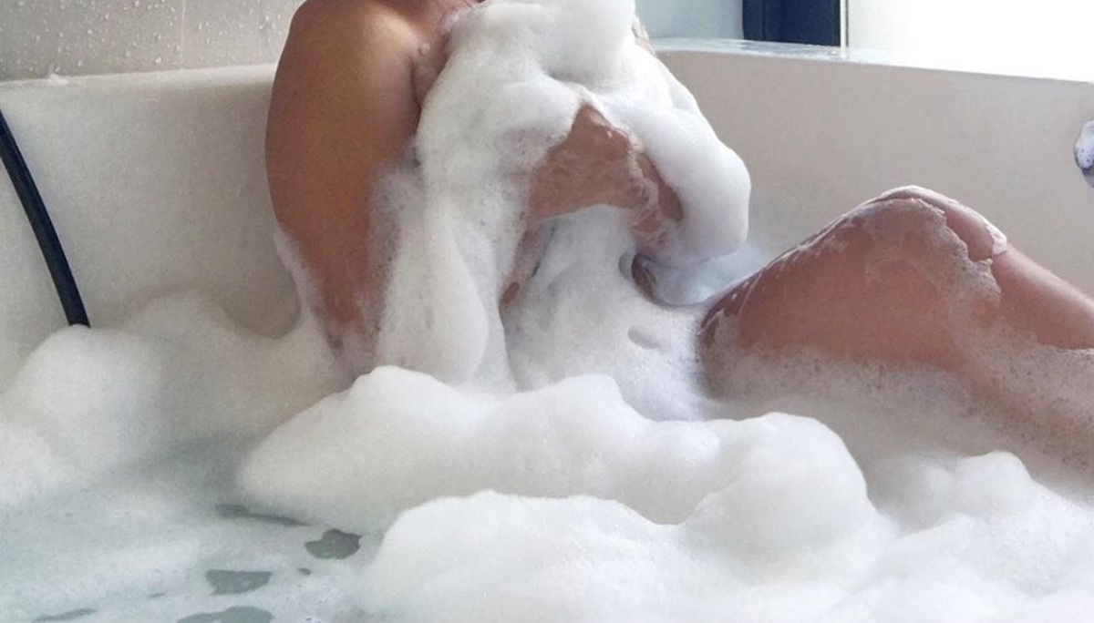 Ποια Ελληνίδα δημοσιογράφος πόζαρε στην μπανιέρα με σαπουνάδες; [pic]