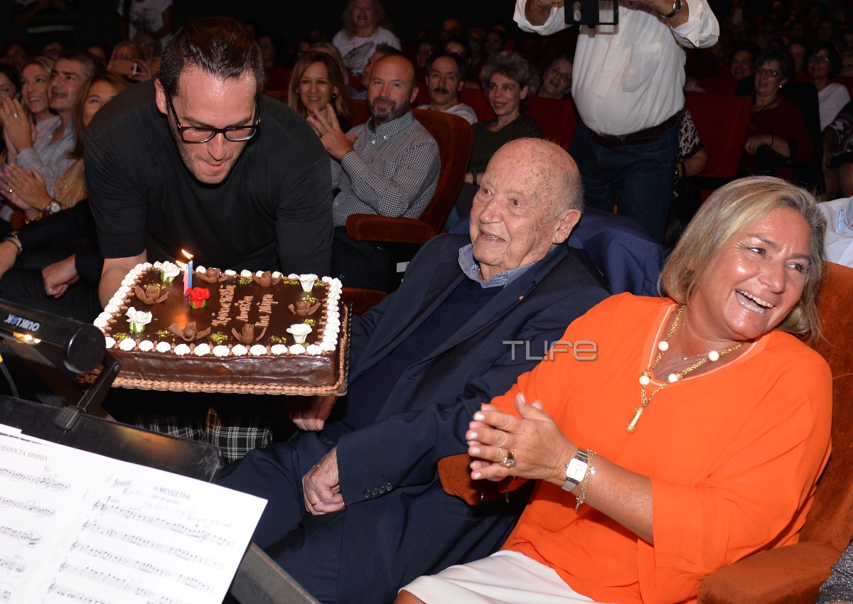 Μίμης Πλέσσας: Η συγκινητική έκπληξη που δέχτηκε για τα 95α γενέθλιά του! [pics]