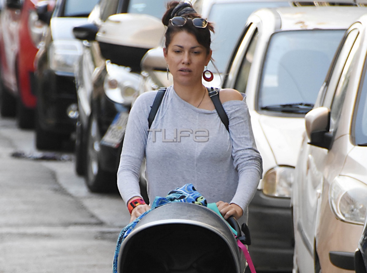 Κλέλια Ρένεση: Πρωινή βόλτα με την πέντε μηνών κόρη της [pics]