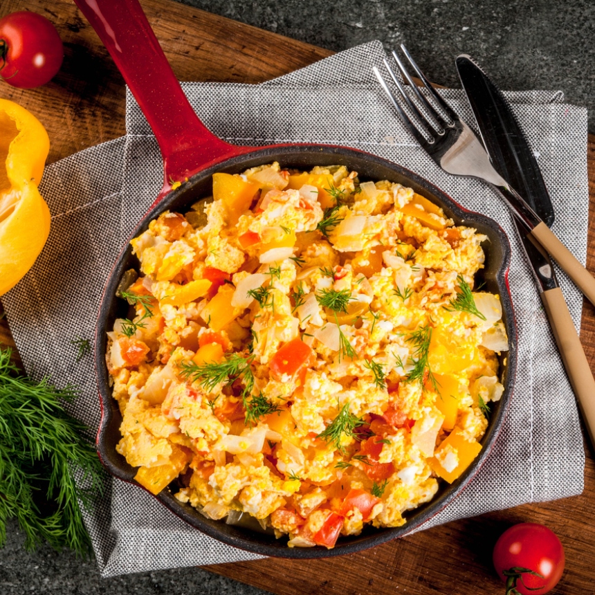 Scrambled Eggs με ντομάτα, κρεμμύδι και φέτα