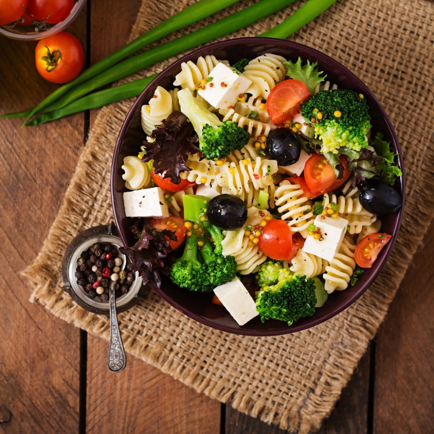 Σαλάτα με tricolore μακαρόνι, μπρόκολο και φέτα