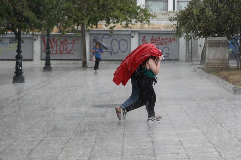 Καιρός: Αλλαγή σκηνικού με βροχές, καταιγίδες και πτώση της θερμοκρασίας