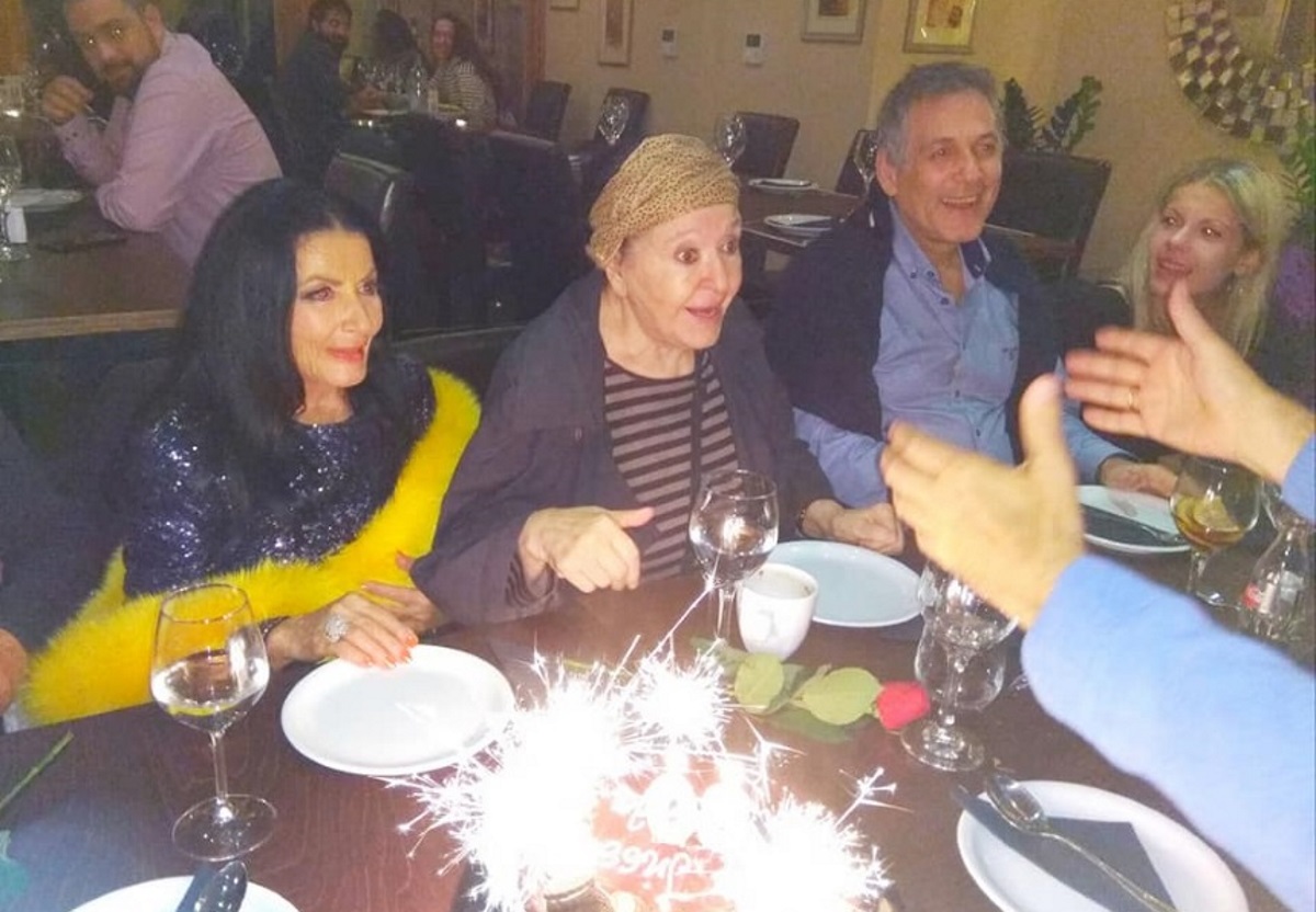 Μάρθα Καραγιάννη: Γιόρτασε τα γενέθλιά της με αγαπημένους της φίλους στο πλευρό της! [pics]