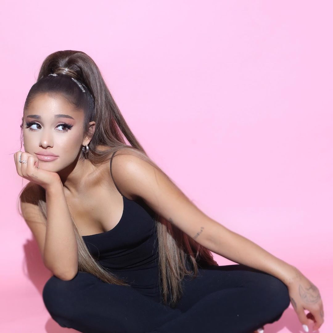 Η Ariana Grande έπιασε το signature ponytail της με σγουρά μαλλιά!