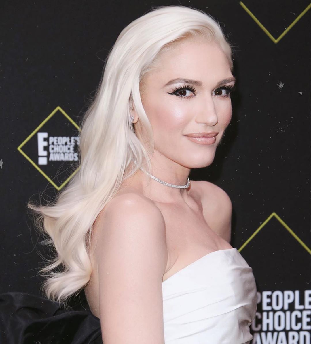 Η Gwen Stefani με κοντό καρέ και αφέλειες είναι αγνώριστη!