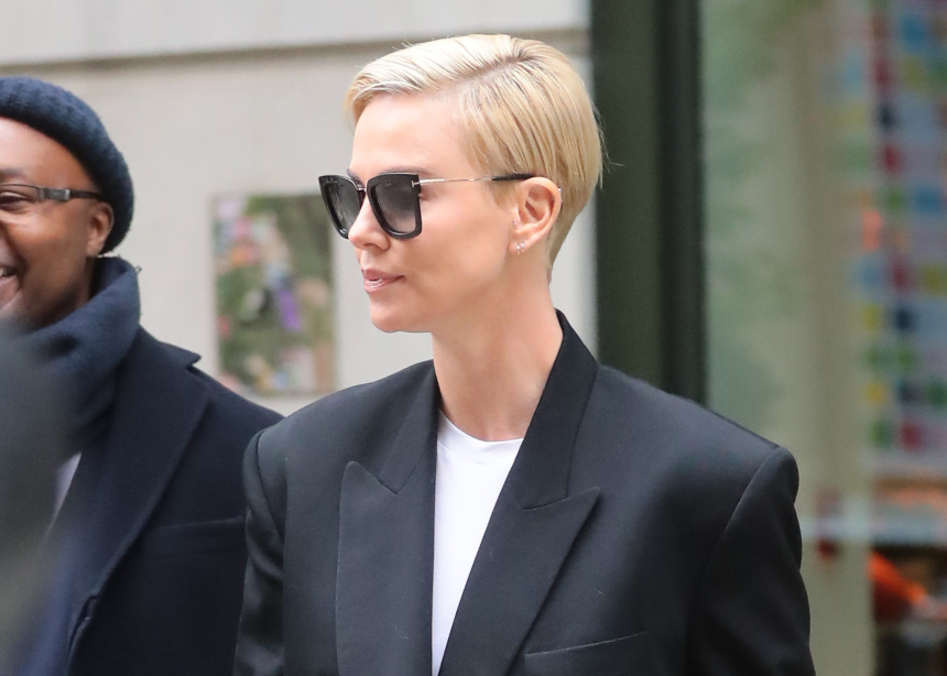 H Charlize Theron φόρεσε ένα metallic παντελόνι και παίρνει 10!