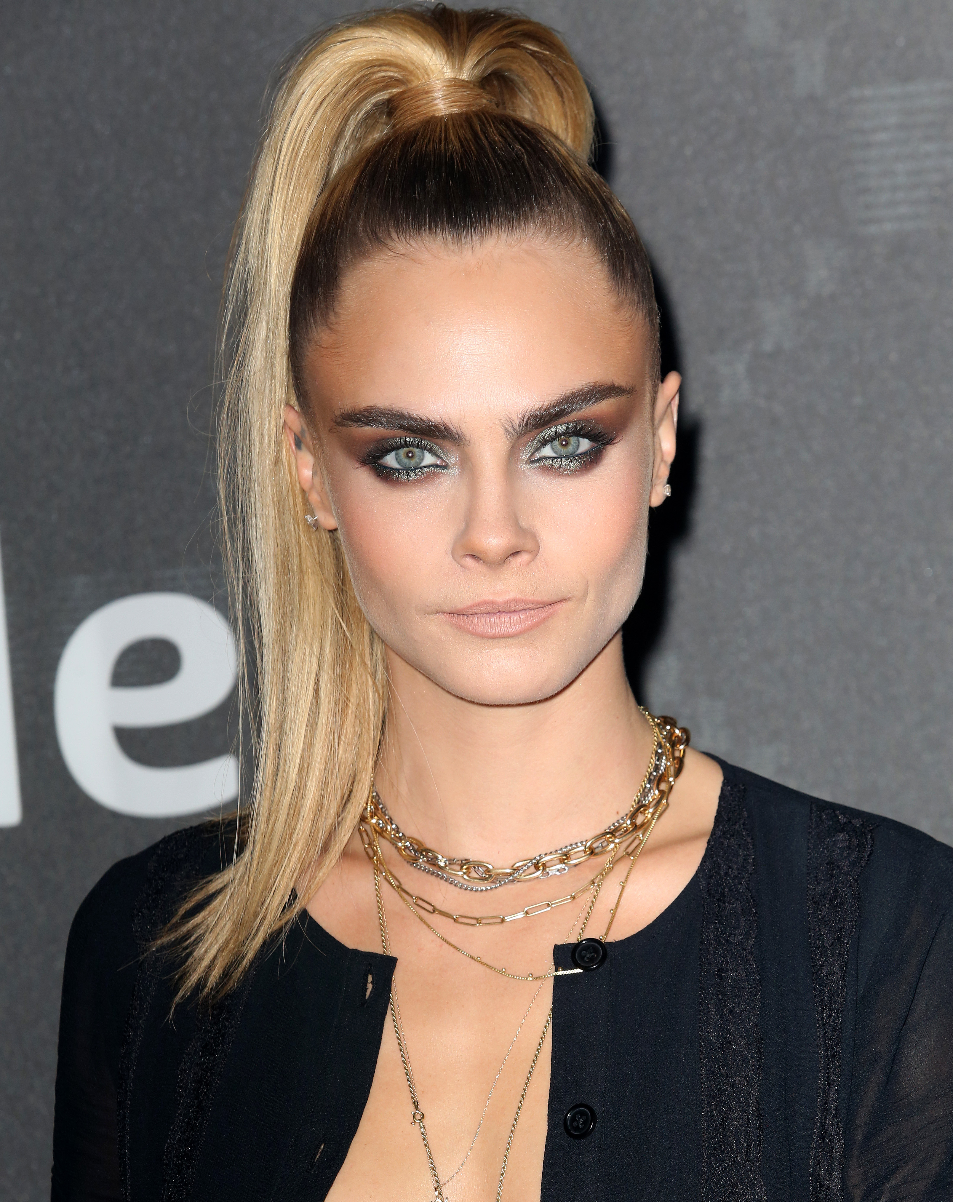 Η Cara Delevingne με jet black μαλλιά θα σε κάνει να θέλεις να τα σκουρύνεις!