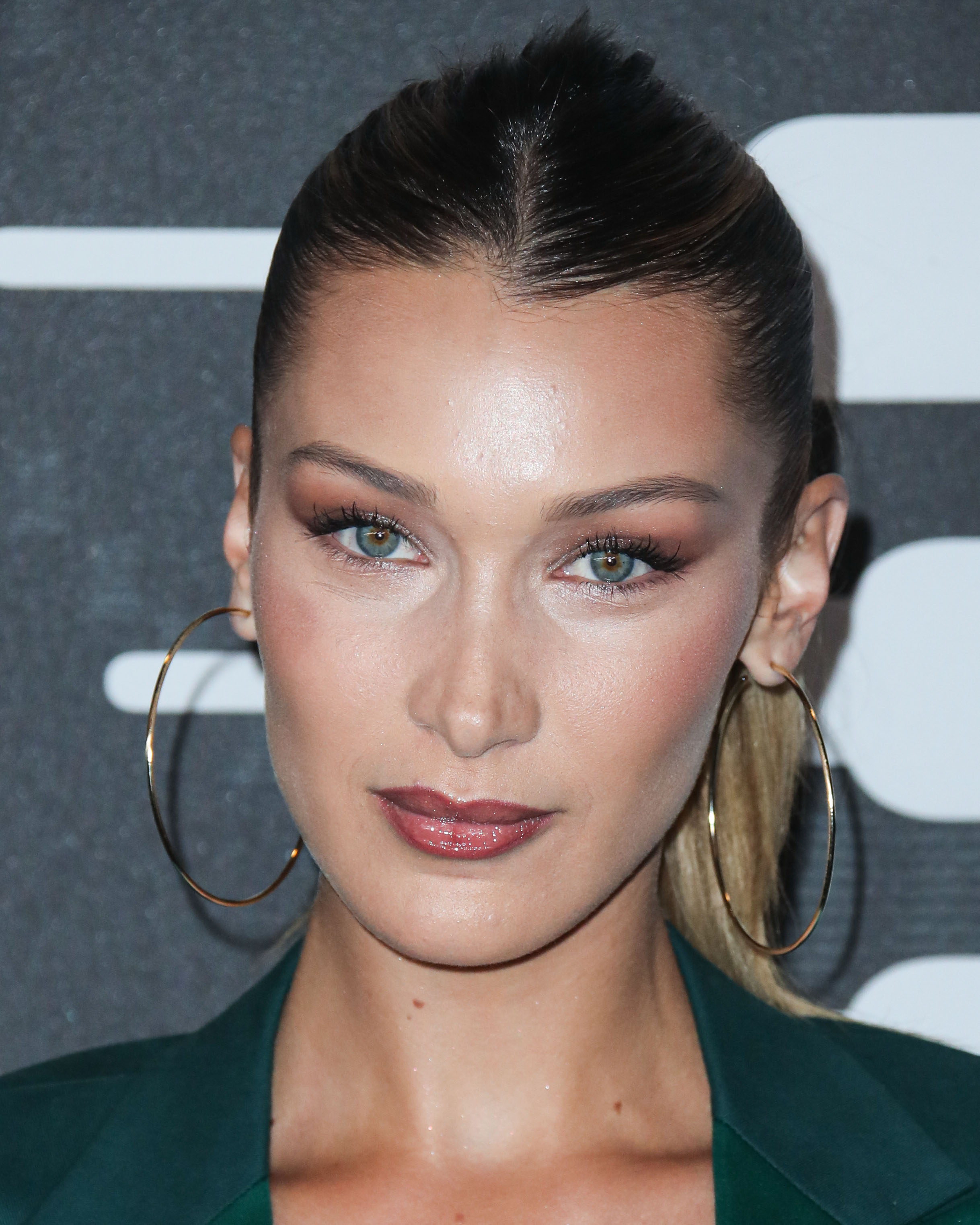 Η Bella Hadid έβαψε τα νύχια της με το απόλυτο χρώμα για το φθινόπωρο!