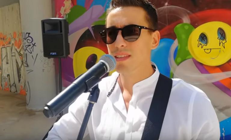 Μάριος Δαρβίρας: Ο αστυνομικός που τραγουδά στο Μοναστηράκι και έγινε… viral!