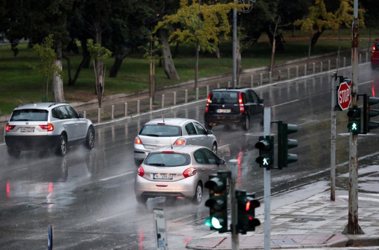 Καιρός αύριο: Δεν υποχωρούν οι βροχές και οι καταιγίδες – Πτώση της θερμοκρασίας