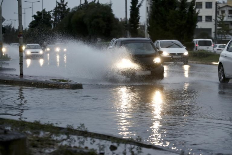 Καιρός αύριο: Τοπικές βροχές με σποραδικές καταιγίδες και… κουφόβραση!