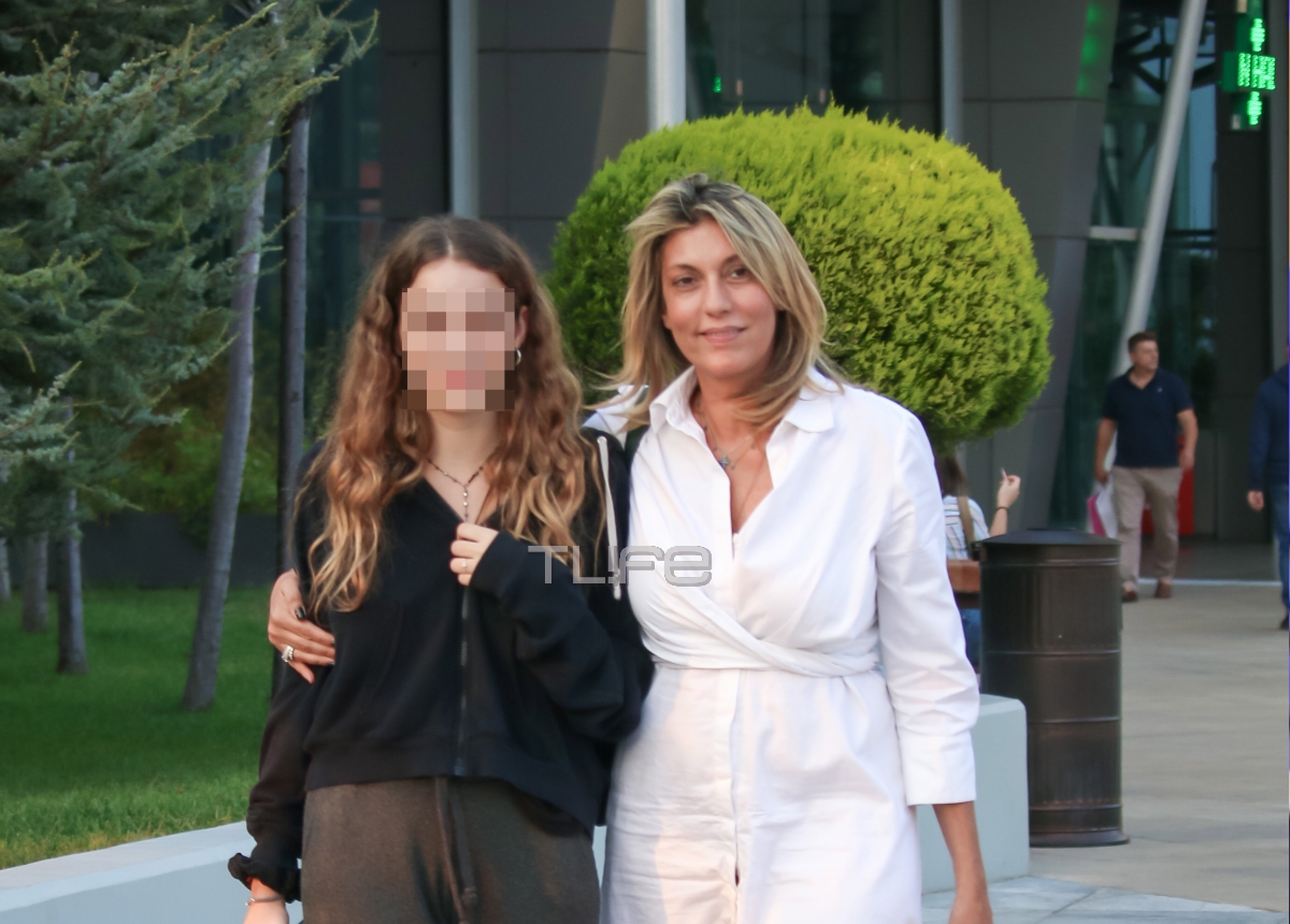 Άννα Καραμανλή: Σπάνια εμφάνιση με την 18χρονη κόρη της! [pics]