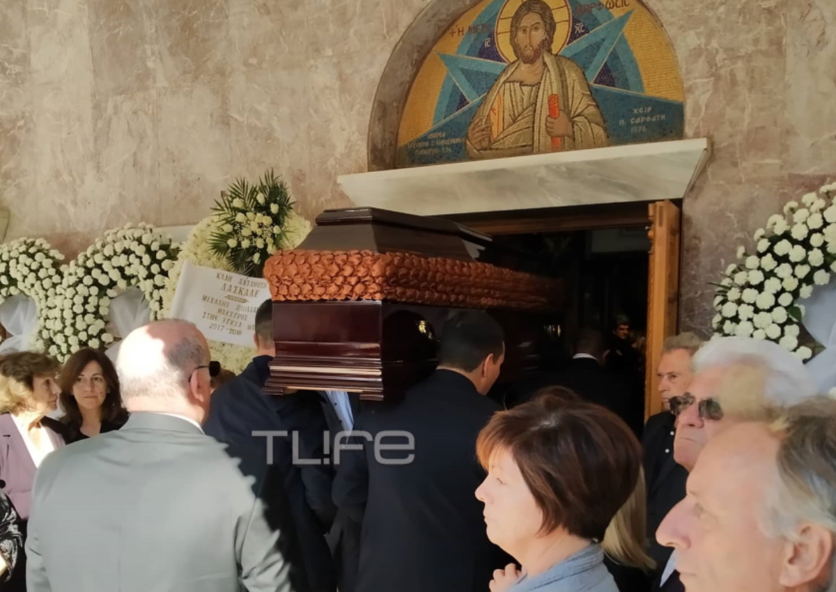 Κηδεία Γιάννη Σπανού: Συγγενείς και φίλοι αποχαιρέτησαν τον μεγάλο δημιουργό