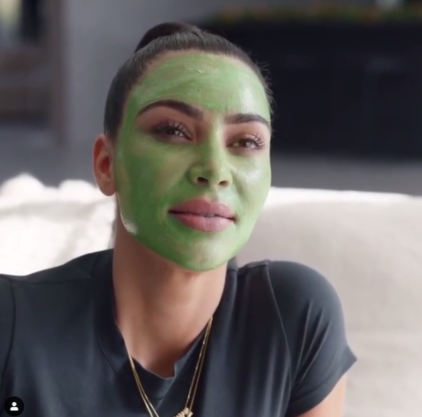 Η Kim Kardashian και η Jennifer Lopez φορούν τις μάσκες τους και κάνουν βίντεο κλήση!