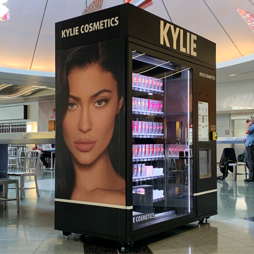 Θέλουμε κι εμείς! Τα καλλυντικά της Kylie πωλούνται σε μηχανήματα αυτόματης πώλησης!