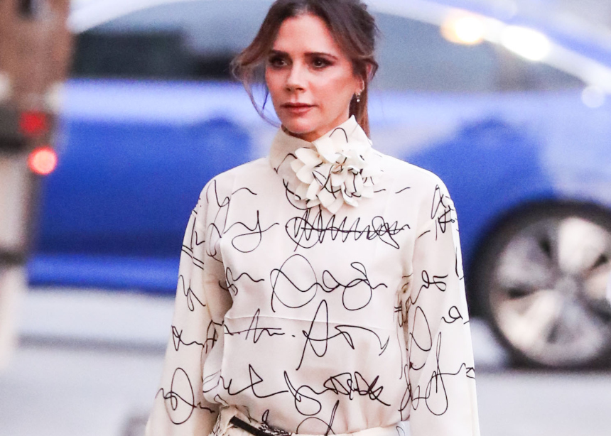 Αυτό το χρώμα λατρεύει φέτος η Victoria Beckham!