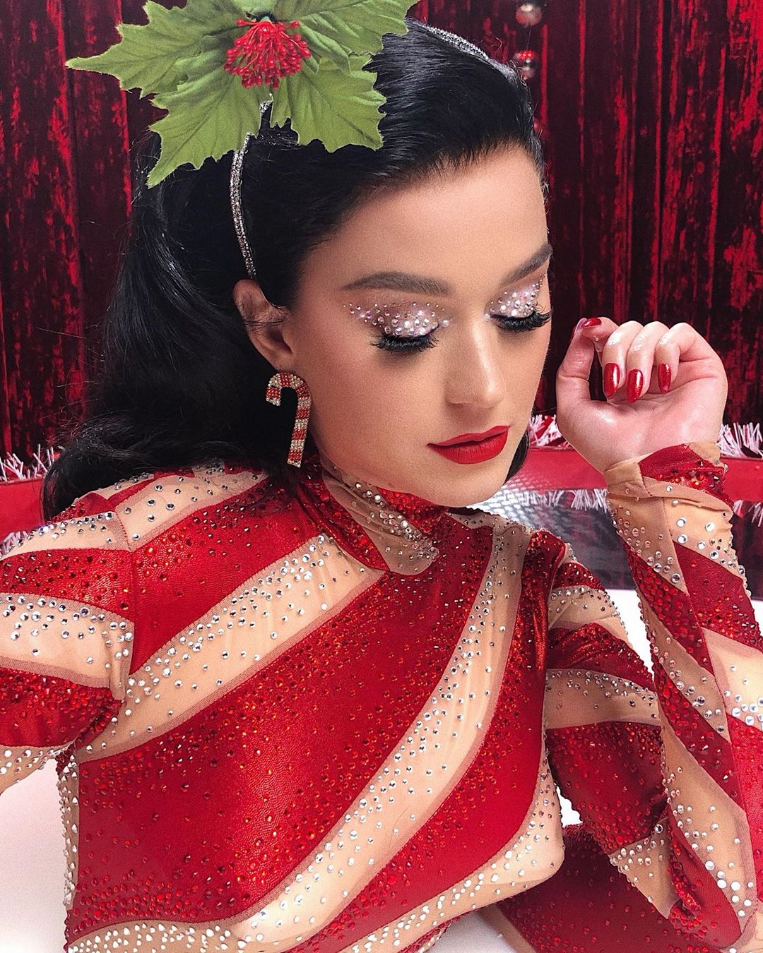 Η Katy Perry έχει τα πιο χριστουγεννιάτικα beauty looks στο τελευταίο της βίντεο κλιπ!
