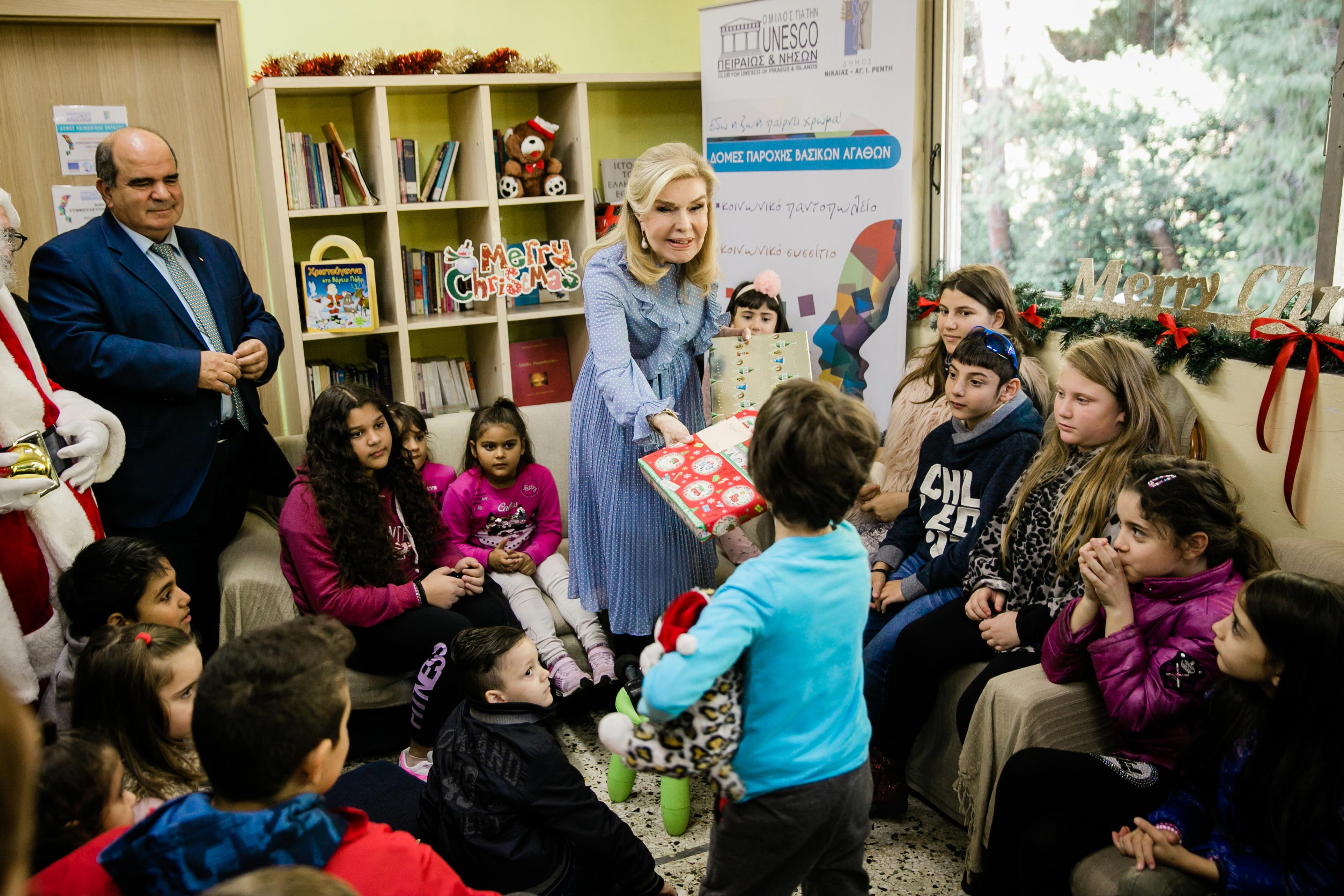 Μαριάννα Βαρδινογιάννη: Επίσκεψη αγάπης σε άπορες οικογένειες