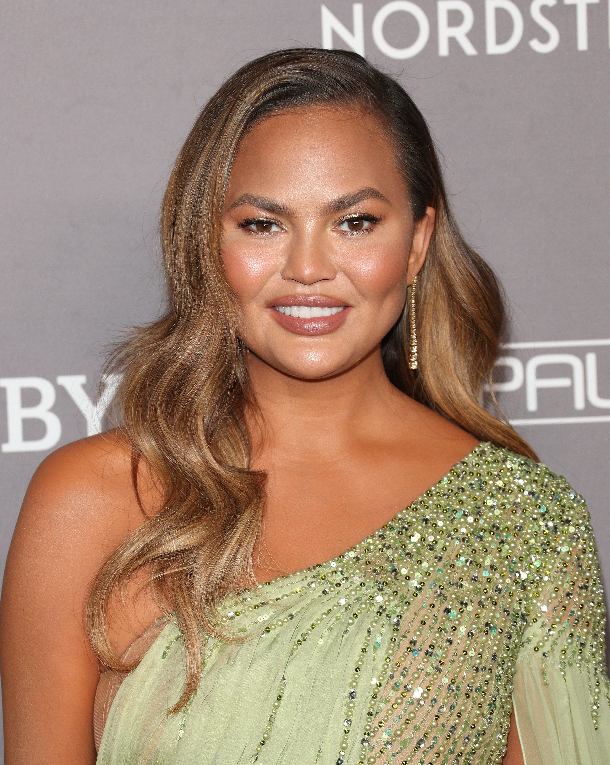 Η Chrissy Teigen κούρεψε τα μαλλιά της shag!