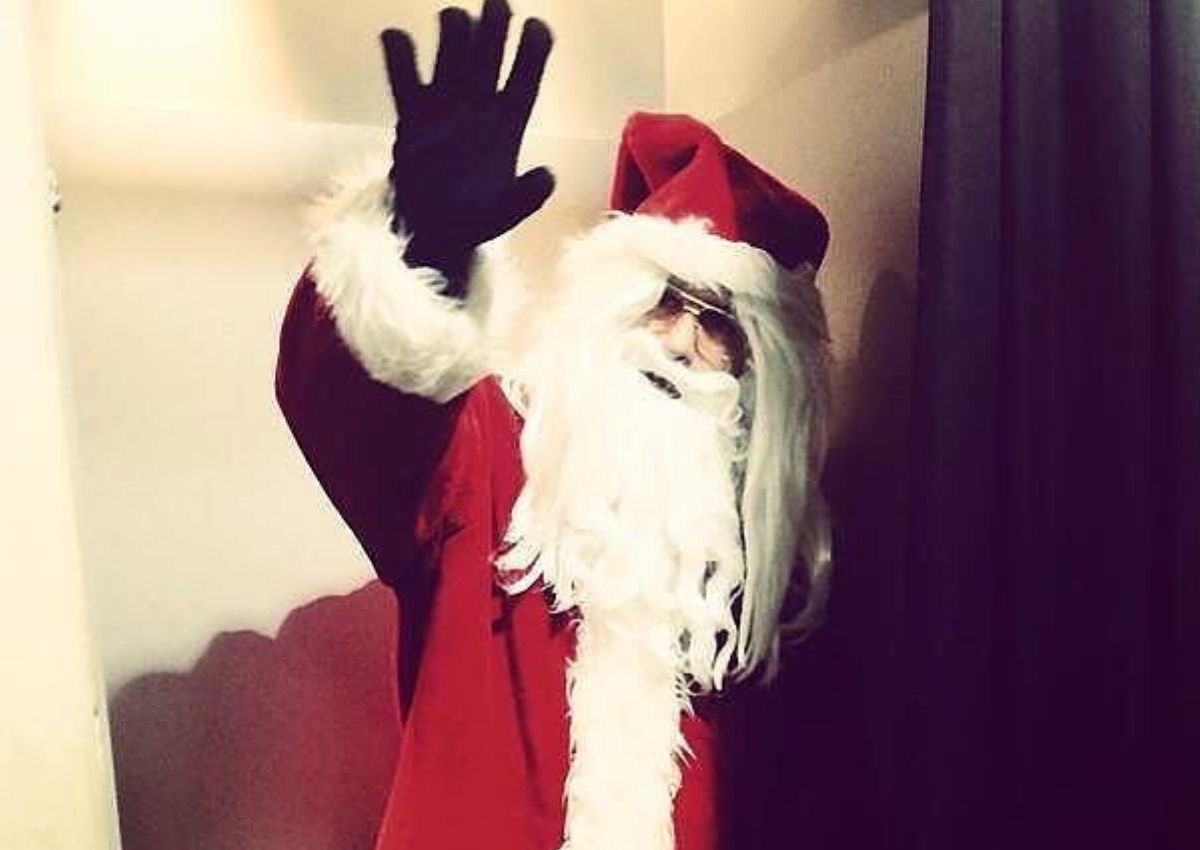 Ο Έλληνας παρουσιαστής ντύθηκε Άγιος Βασίλης και στέλνει τις ευχές του για τις γιορτές!