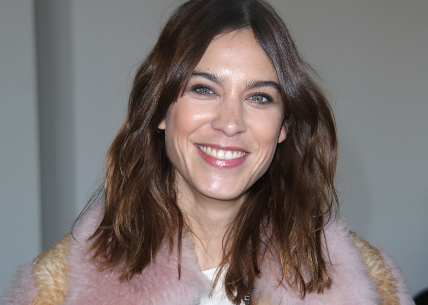 3 αξεσουάρ που θα βρεις στην ντουλάπα της Alexa Chung