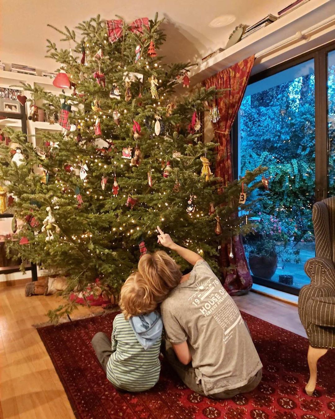 Ευδοκία Ρουμελιώτη: Η τρυφερή φωτογραφία με τον γιο της μπροστά στο χριστουγεννιάτικο δέντρο!