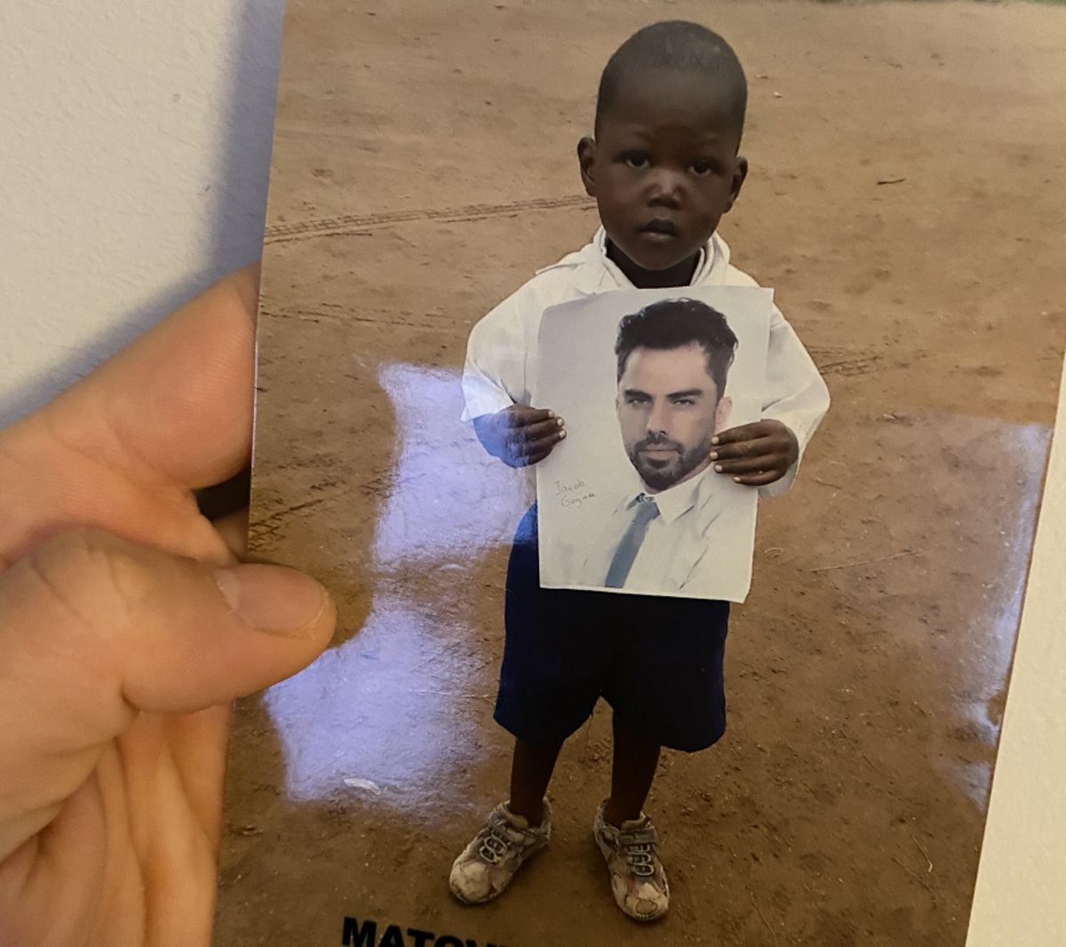 Ιάκωβος Γκόγκουα: H φωτογραφία με τον μικρό Τζόβερο απο την Ουγκάντα που μας συγκίνησε!