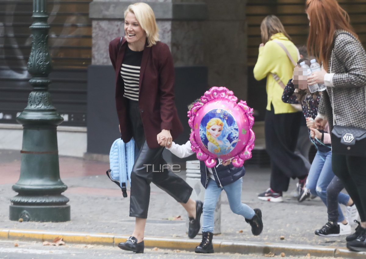 Βίκυ Καγιά: Χαλαρές στιγμές στο κέντρο της Αθήνας με την κόρη της, Μπιάνκα, και τις φίλες της! [pics]