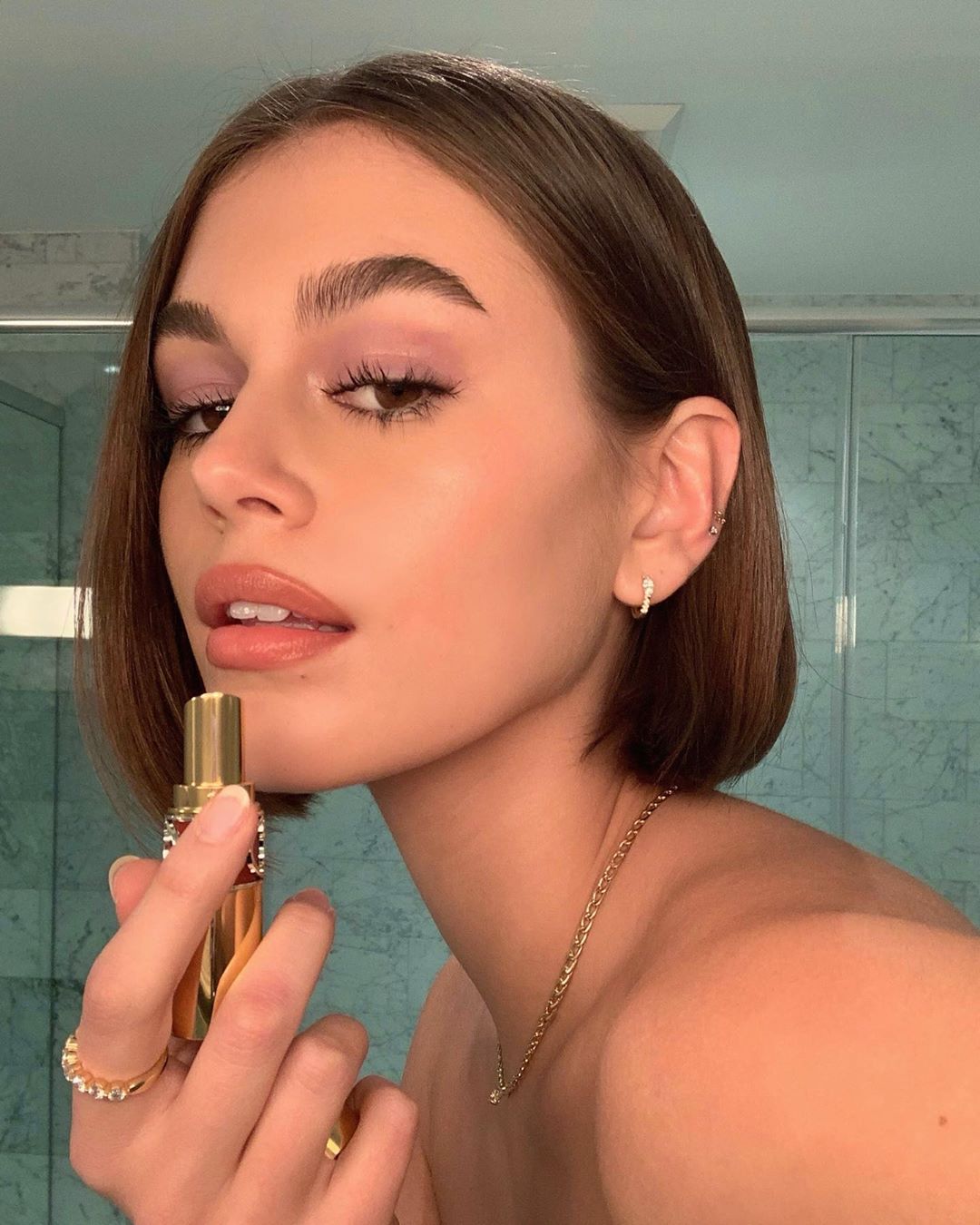 Αυτό είναι το μανικιούρ που έκανε μόλις η Kaia Gerber για τα Χριστούγεννα!