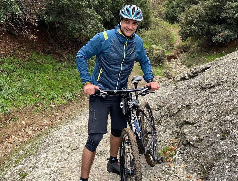 Κυριάκος Μητσοτάκης: Κάνει ποδήλατο στα Μετέωρα! Η εντυπωσιακή φωτογραφία