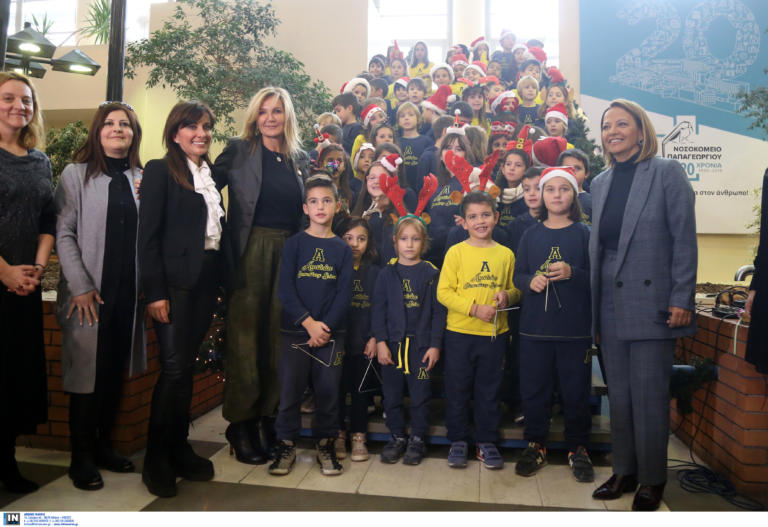 Μαρέβα Μητσοτάκη: Μοίρασε δώρα και χαμόγελα στα παιδιά του νοσοκομείου Παπαγεωργίου