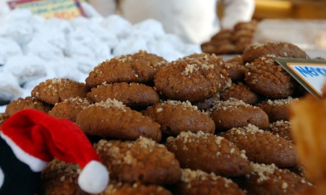 Πόσες θερμίδες έχουν μελομακάρονα, κουραμπιέδες, δίπλες και βασιλόπιτα