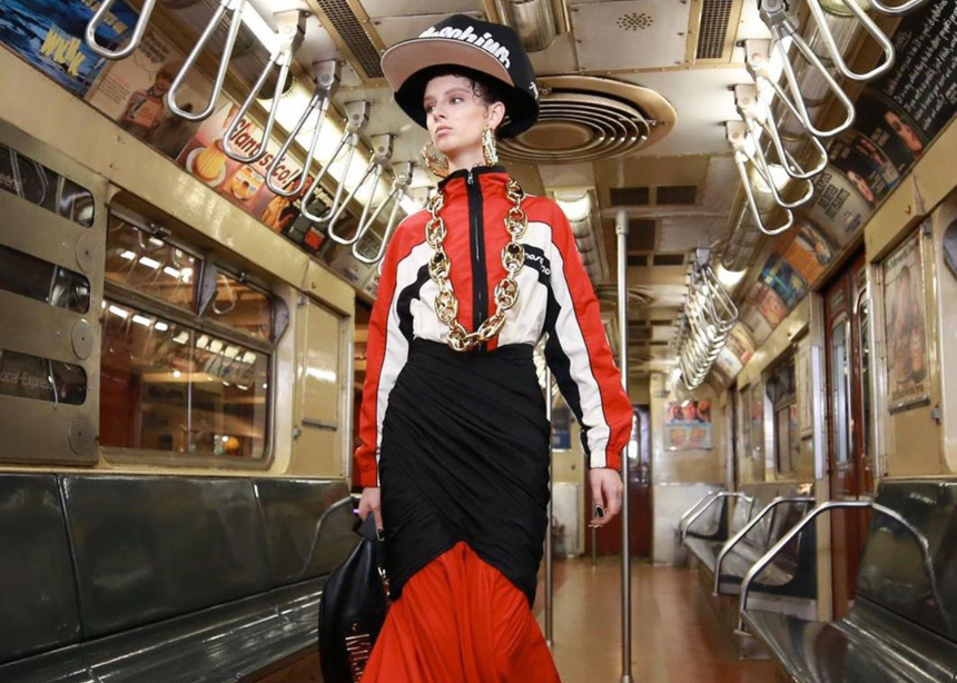 Μόνο ο οίκος Moschino θα έκανε το show του σε αυτό το location!