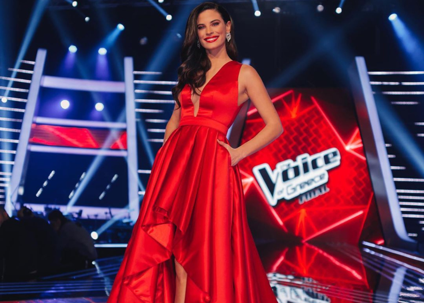 Η Χριστίνα Μπόμπα με total red look στον τελικό του Τhe Voice!